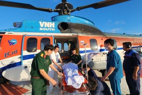 Trực thăng kịp thời đưa ngư dân từ đảo Phan Vinh về đất liền điều trị