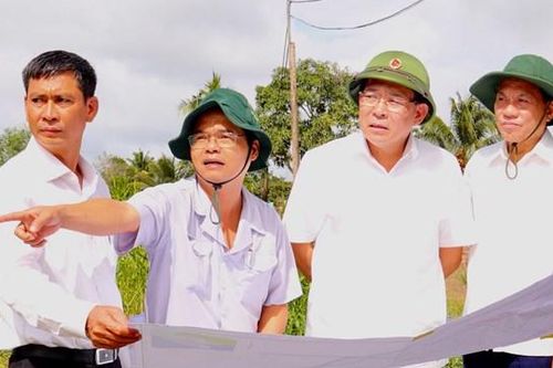 Phó Chủ tịch Hoàng Công Thủy khảo sát các khu vực sạt lở tại Cần Thơ