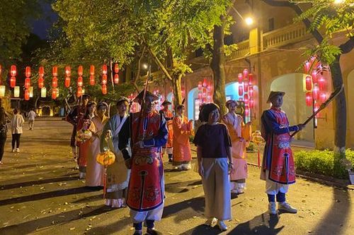 'Thắp sáng' kinh tế đêm