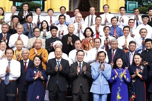Những chức sắc, chức việc các tôn giáo, trí thức, người tiêu biểu là cầu nối gắn kết ý Đảng, lòng dân