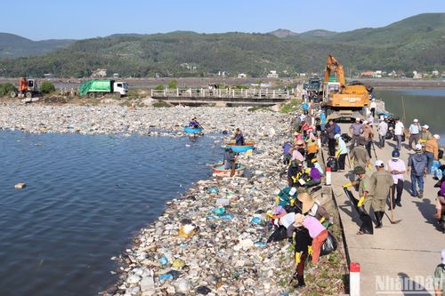 Ra quân thu gom rác thải ở Sa Huỳnh