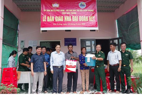 Trao 2 nhà Đại đoàn kết cho người nghèo ở biên giới biển