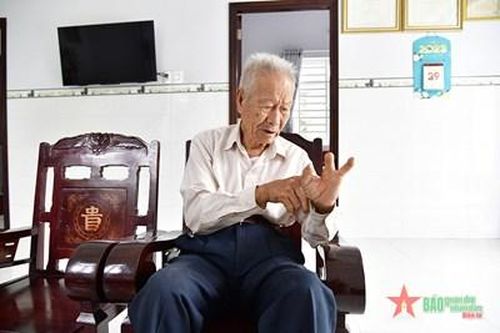 Dũng cảm cứu chữa thương binh