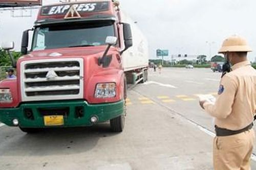 Cảnh sát giao thông xử lý hàng loạt xe 16 chỗ 'núp bóng' hợp đồng trong ngày đầu ra quân