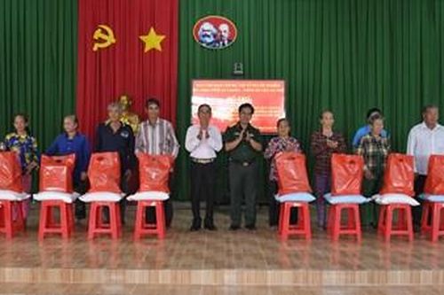 Bộ CHQS tỉnh An Giang khám bệnh, tặng quà gia đình chính sách, hộ nghèo