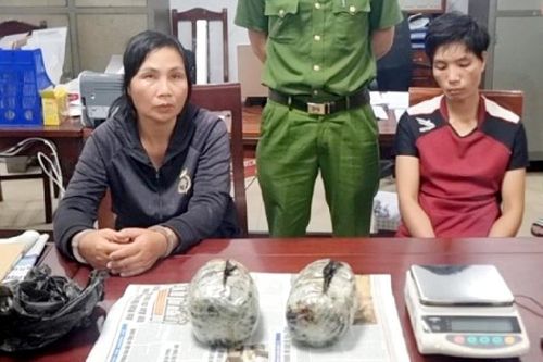 Bắt 2 nữ 'cửu vạn' gùi thuốc phiện