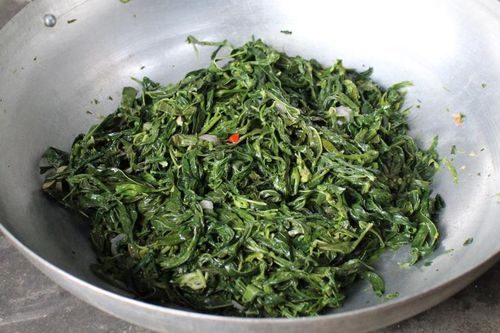 Nhớ sao món đọt sắn luộc quê nhà