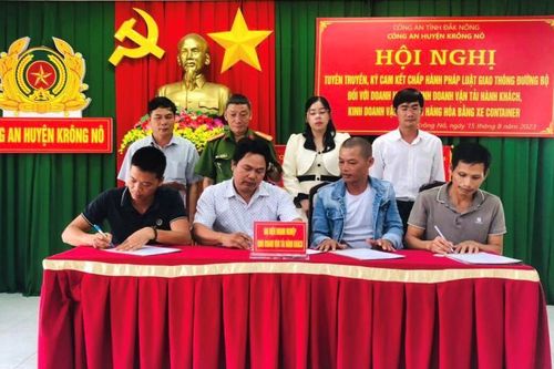 Đắk Nông: Công an huyện Krông Nô tuyên truyền và ký cam kết chấp hành các quy định pháp luật về trật tự an toàn giao thông