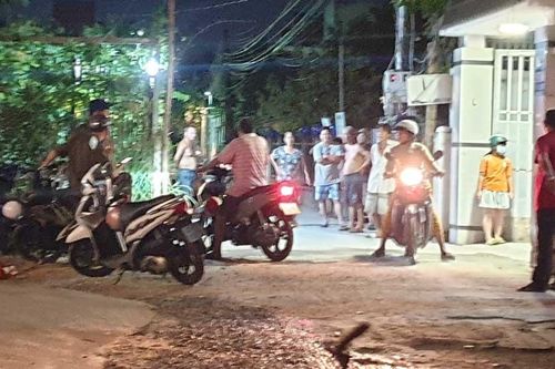 Lái xe ô tô vào sân nhà, vô tình tông trúng con gái 2 tuổi