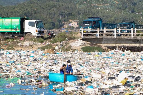 Gần 500 người tham gia thu gom rác thải ở đầm nước mặn Sa Huỳnh