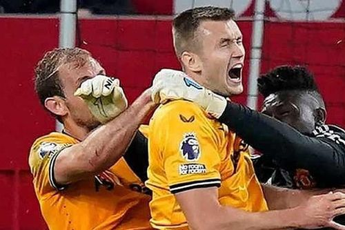 'Cứu' Man Utd, 3 trọng tài Ngoại hạng Anh bị treo còi
