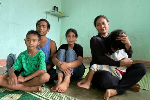 Người phụ nữ oằn mình gồng gánh gia đình