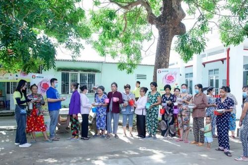 Gần 15 năm bếp ăn đỏ lửa thắp niềm tin cho bệnh nhân nghèo
