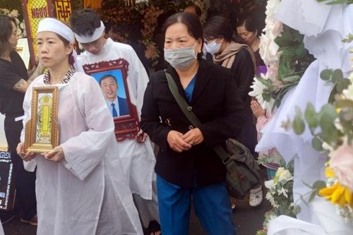 Người hâm mộ phố núi đau xót đưa tiễn thi thể HLV Dương Minh Ninh sang Đăk Lăk hỏa táng