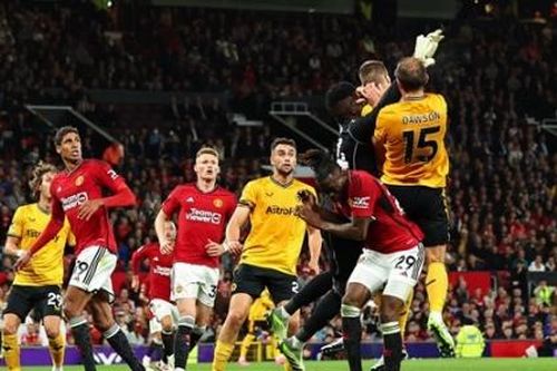 'Cứu' Man Utd, 3 trọng tài Ngoại hạng Anh bị treo còi
