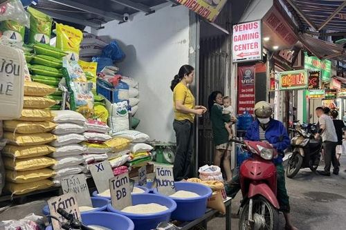 Giá gạo tăng mạnh, tiểu thương như ngồi trên đống lửa
