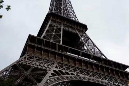 Du khách Mỹ say xỉn ngủ trên đỉnh tháp Eiffel