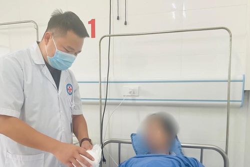 'Báo động đỏ' cứu nam thanh niên bị chém trọng thương