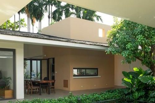 Chiêm ngưỡng căn nhà ngoại ô đặt hồ cá giữa sân