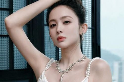 Vì sao Cổ Lực Na Trát luôn bị chê là người đẹp não rỗng?