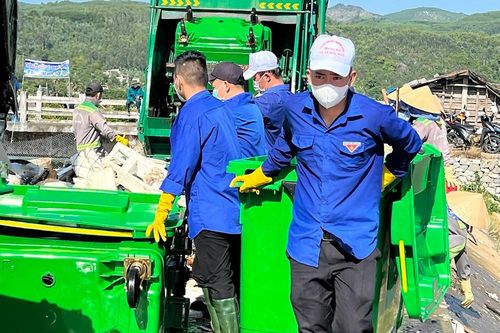 Đoàn viên thanh niên cùng người dân thu gom hàng chục tấn rác ở Sa Huỳnh
