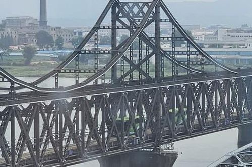 Phát hiện hai chiếc xe khách đi từ Triều Tiên sang Trung Quốc