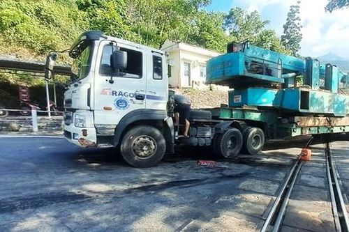 Xe đầu kéo mắc kẹt dưới chân đèo Hải Vân, nhiều đoàn tàu hỏa phải dừng chờ