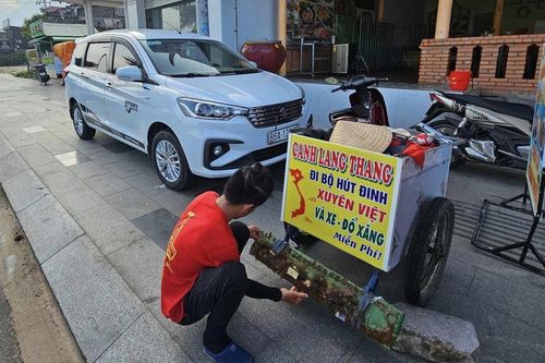 Hành trình đi bộ hút đinh xuyên Việt của chàng trai dân tộc Thái