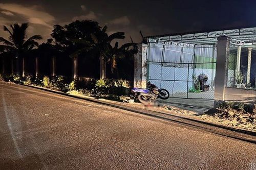 Tông vào cổng sắt, người đàn ông tử vong