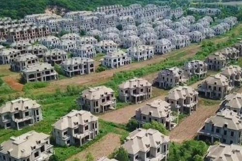 'Thị trấn ma' có 260 siêu biệt thự bỏ hoang, bị biến thành nơi chăn thả gia súc