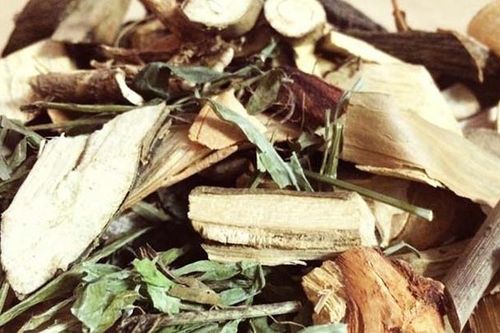 Mặt, chân biến dạng vì thói quen dùng thuốc nhiều người Việt mắc phải
