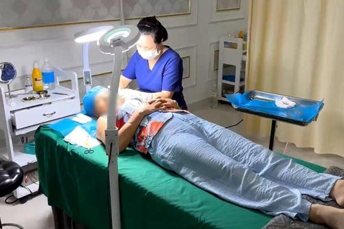 Hiểm họa khi để nhân viên lao công căng da mặt cho khách