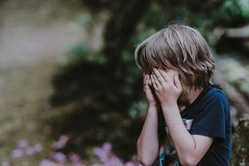 Bé trai đi tới đồn cảnh sát xin vào trại trẻ mồ côi để tránh làm bài tập về nhà