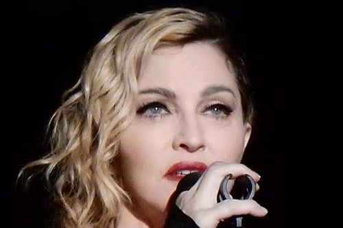 Madonna tái xuất bằng show diễn hoành tráng sau trận ốm nặng