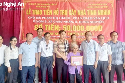 Trao 50 triệu đồng hỗ trợ xây dựng nhà tình nghĩa ở huyện Hưng Nguyên