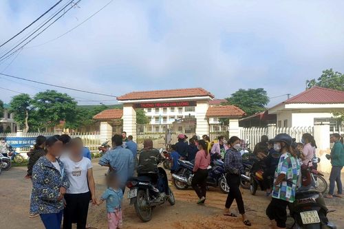 Phú Thọ: Phụ huynh tập trung ở cổng trường phản đối thu, chi mập mờ