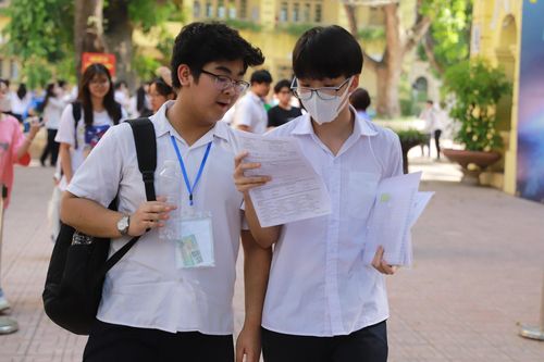 Bộ GD-ĐT đề nghị Hà Nội chấm dứt cảnh phụ huynh xếp hàng đêm nộp hồ sơ