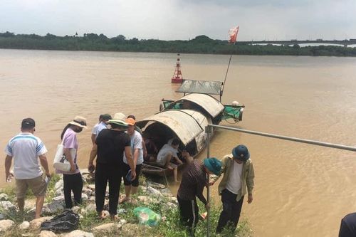Khẩn trương tìm kiếm 2 học sinh mất tích trên sông Đuống