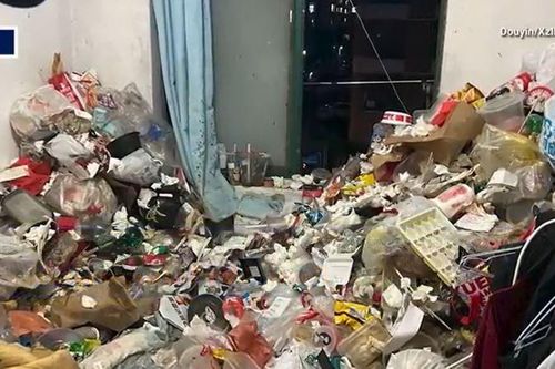 Cả năm không đổ rác, người phụ nữ bị đuổi khỏi nhà đi thuê