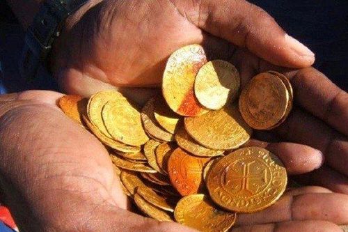 Tìm nhẫn cưới, 2 người đàn ông bất ngờ đào được hũ tiền vàng cực khủng