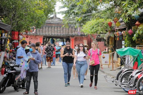 Chính sách visa mới: Niềm vui đi kèm nỗi lo cho du lịch Việt Nam