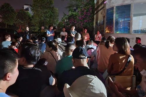 Hà Nội phải chấm dứt cảnh phụ huynh xếp hàng thâu đêm đăng ký học