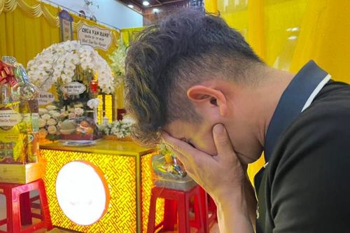 Tiền vệ Hồng Duy khóc nghẹn trước khi đưa thầy Dương Minh Ninh về nơi an nghỉ cuối cùng
