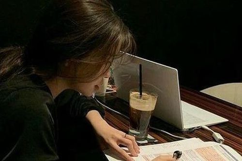 Sinh viên đi làm thêm, xoay xở ở TPHCM với mức lương 5 triệu đồng/tháng