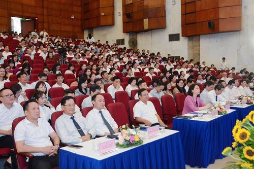 Hà Nội dứt khoát không còn cảnh xếp hàng thâu đêm đăng ký học