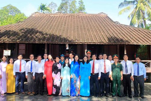 Thành ủy, HĐND, UBND, UBMTTQVN và lực lượng vũ trang TP. Long Xuyên dâng hoa viếng Khu Lưu niệm Chủ tịch Tôn Đức Thắng