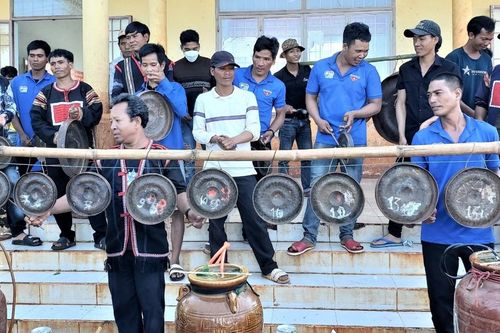 Ra mắt Câu lạc bộ Cồng chiêng thanh niên tại thôn Teng Nong