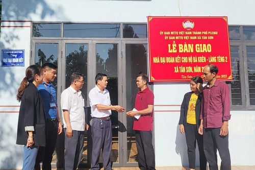 Bàn giao nhà 'Đại đoàn kết' cho hộ nghèo tại xã Tân Sơn
