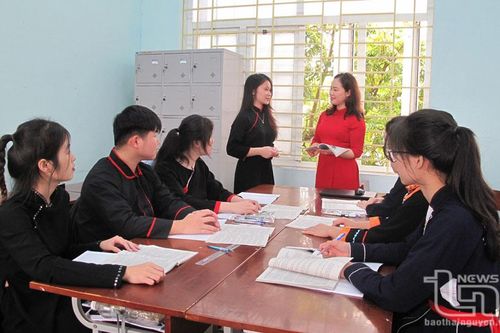 Nâng bước học sinh dân tộc thiểu số đến trường