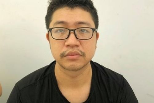 Đang selfie trên phố thì bị giật túi xách